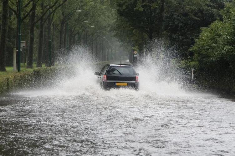 汽車在水中行駛該采取哪些措施？