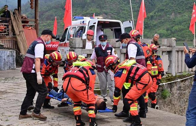 悲?。V西14人超載車輛翻下懸崖，11人遇難，現(xiàn)場驚現(xiàn)境外偷渡人員