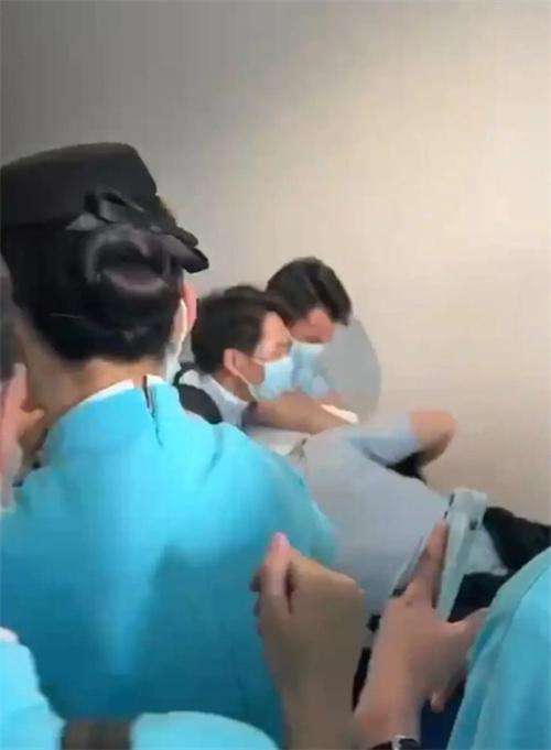 廈門航空乘務(wù)員被飛行員現(xiàn)行偷拍女廁所事件曝光，客服表示正在核實