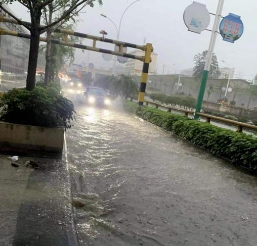 桂林市突降大雨，多路段積水，小學(xué)和幼兒園停課半天