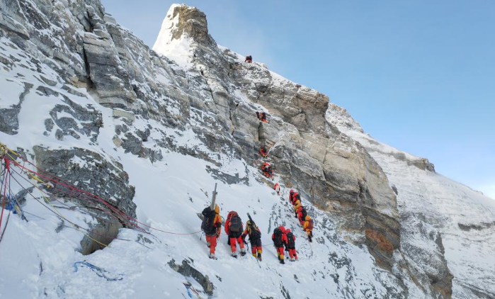 巔峰征程：中國(guó)珠峰科考登山隊(duì)員勇攀新高，再創(chuàng)輝煌