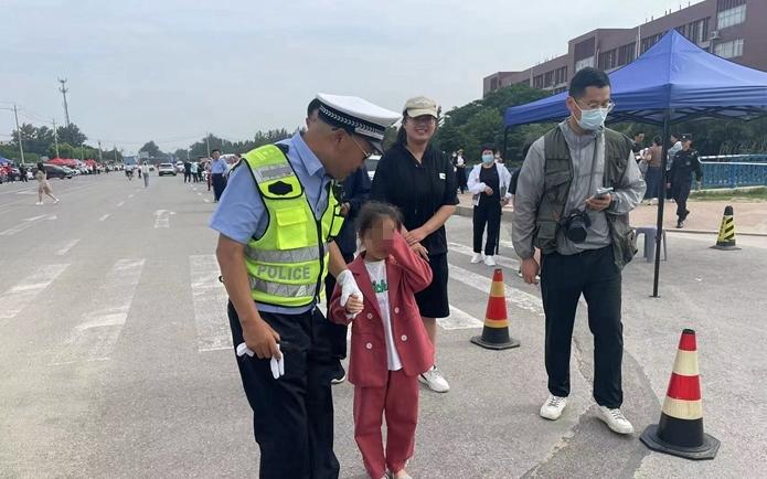 菏澤高考首日插曲：家長不慎忘帶孩子，民警及時(shí)解困