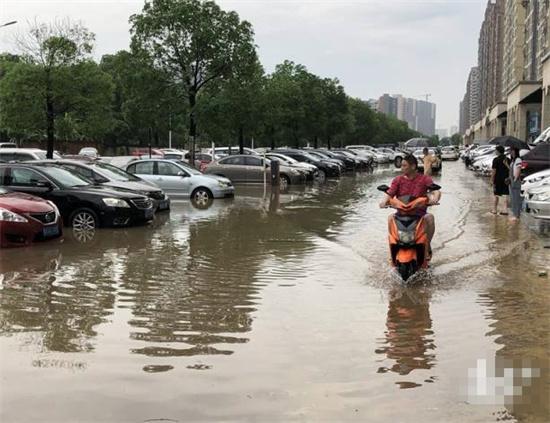 驚險(xiǎn)！東莞暴雨中外賣小哥摔倒被水沖走，眾人合力營(yíng)救引發(fā)熱議