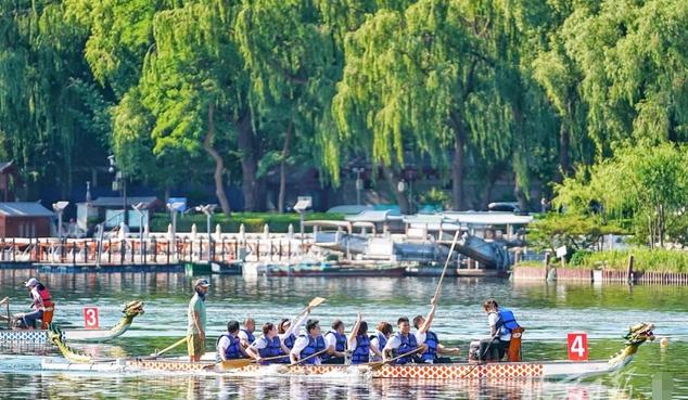 盛夏歡樂！什剎海龍舟賽開幕，選手奮力劃槳迎接端午