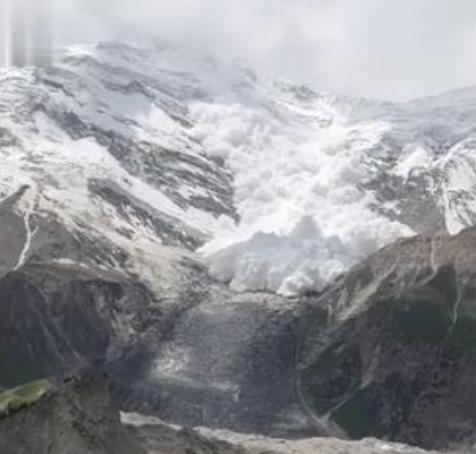 壯麗景象！游客在新疆旅游目睹雪崩，驚聲尖叫