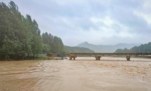 河南確山雞山大橋事故：車輛被洪水沖走，1人獲救4人失聯(lián)