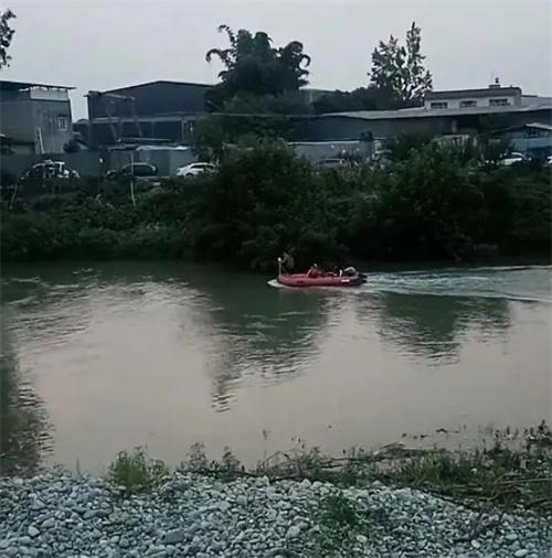 成都毗河落水失聯(lián)事件：女子獲救，兩男子失聯(lián)，搜救仍在進行