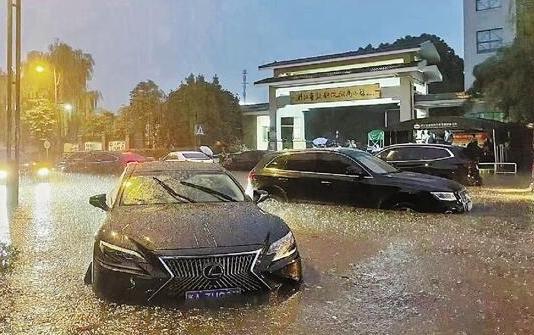 杭州暴雨：短時(shí)暴雨致多處道路積水，雨水倒灌車輛被淹