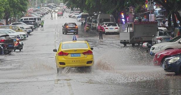 重慶遭遇強(qiáng)降雨，市民共渡雨水難關(guān)，交通受阻局部地區(qū)面臨地質(zhì)災(zāi)害風(fēng)險(xiǎn)