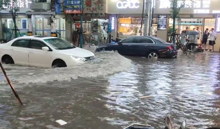 上海特大暴雨下的罕見(jiàn)景象：高架橋成為“高架河”車(chē)流奇觀(guān)