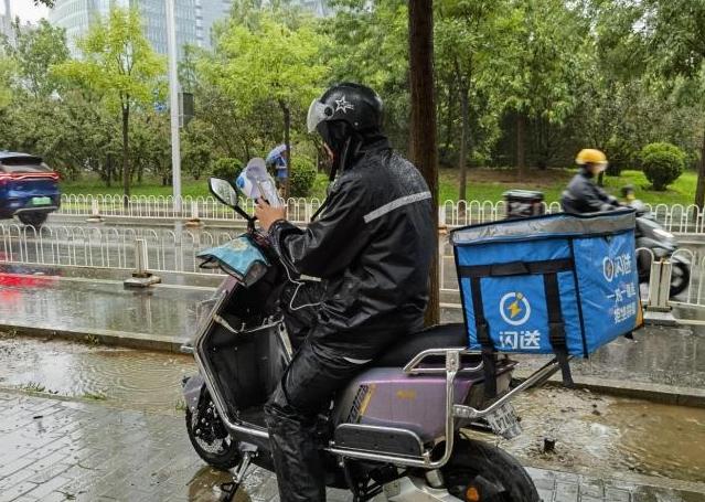 臺(tái)風(fēng)“杜蘇芮”襲擊北京，特大暴雨引發(fā)水患，陸軍直升機(jī)緊急空投救援物資