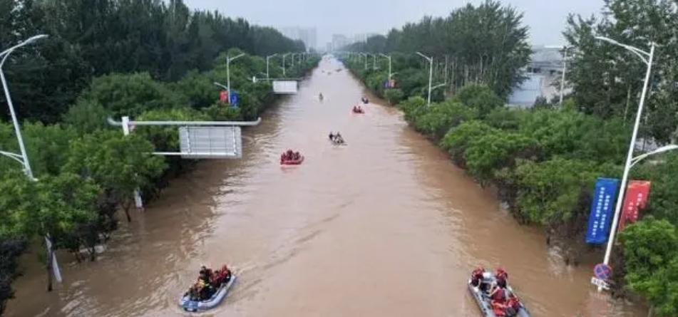 涿州救援見聞：“從未想過，有一天會(huì)在這條路上坐船”