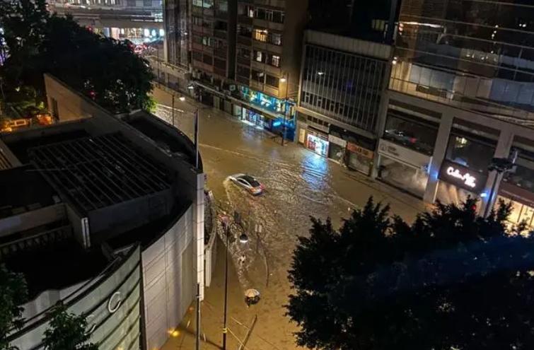 香港海葵殘余暴雨席卷，市民堅(jiān)韌抗洪