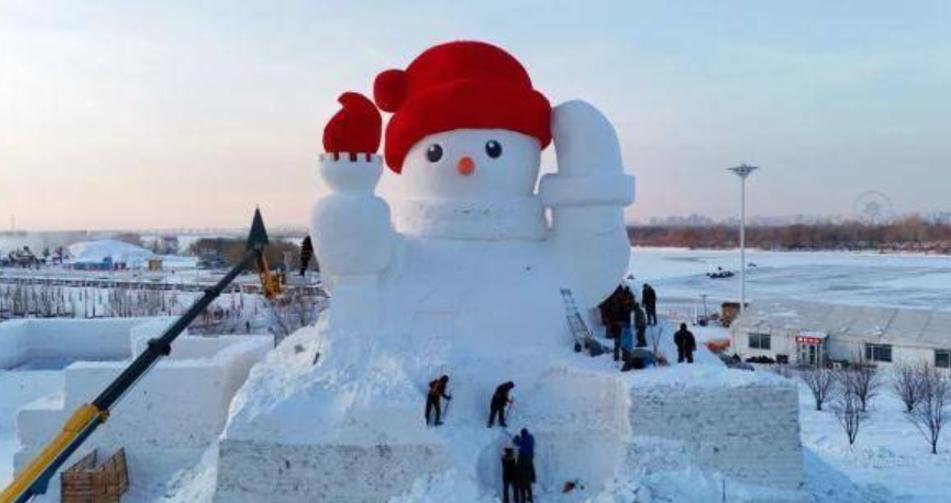 冰城之冠：哈爾濱巨大雪人傲立松花江畔