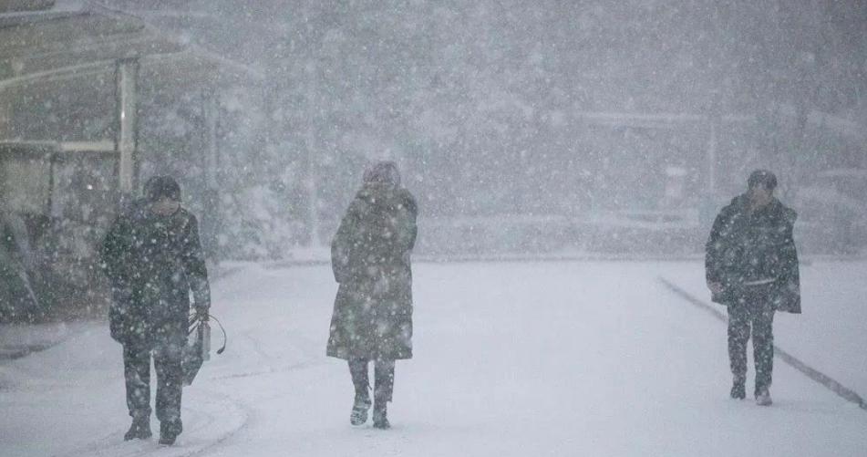 中央氣象臺發(fā)布多地天氣預(yù)警，凍雨和暴雪齊襲，年底雨雪持續(xù)關(guān)注